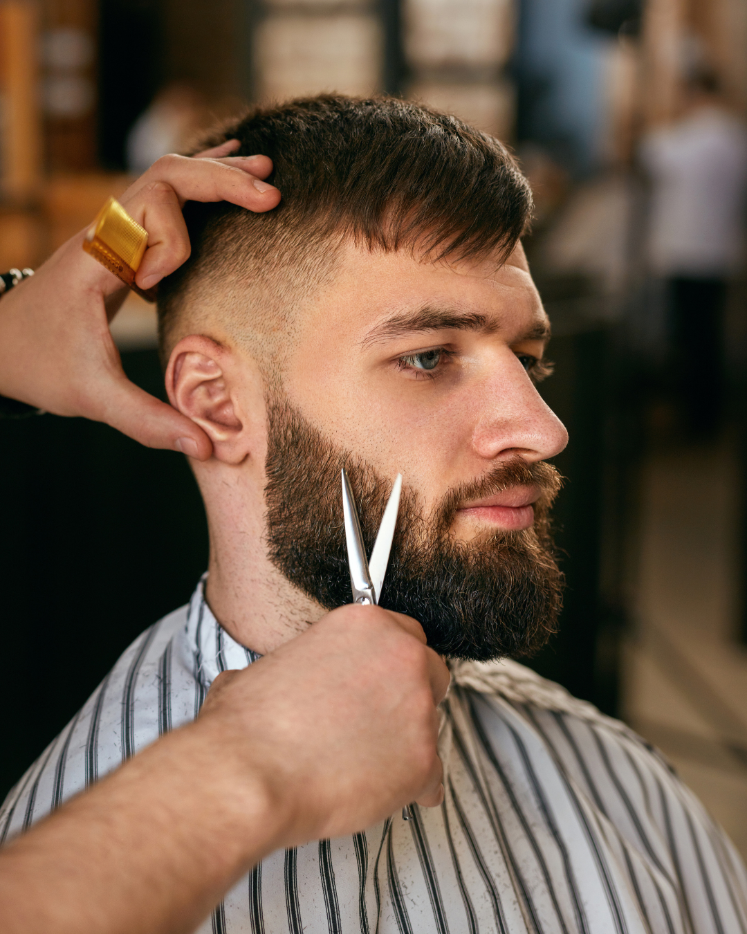 Homem recebendo tratamento de barba na Mustang Barbearia