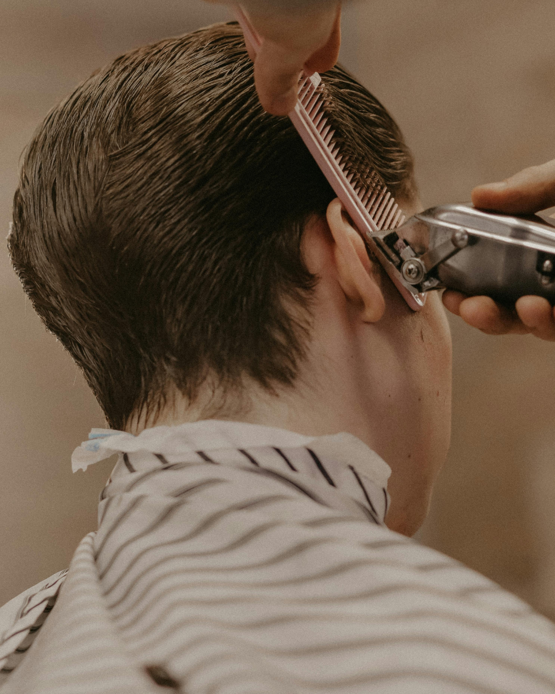 Homem recebendo um corte de cabelo na Mustang Barbearia