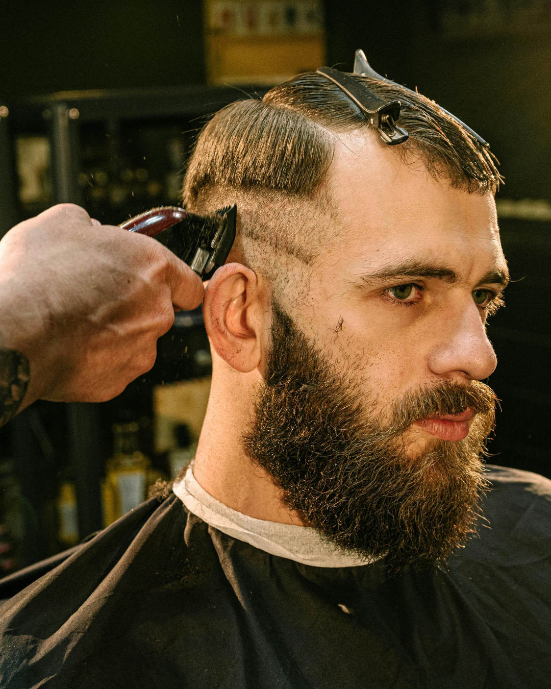 Homem com corte e barba finalizados na Mustang Barbearia